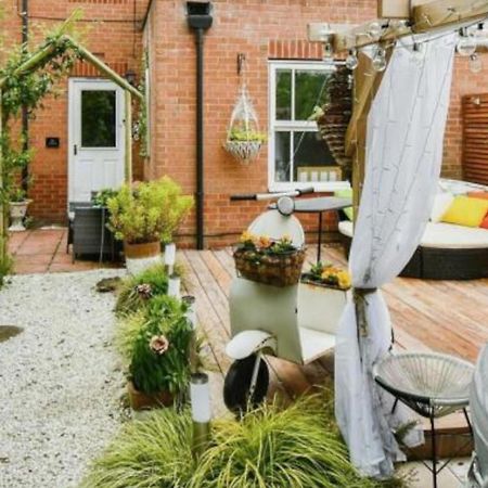 Cosy Garden Flat, Private Hot Tub & Four Poster Bed Apartment York Bagian luar foto