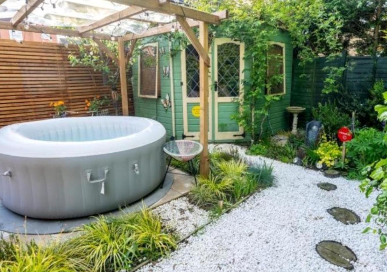 Cosy Garden Flat, Private Hot Tub & Four Poster Bed Apartment York Bagian luar foto